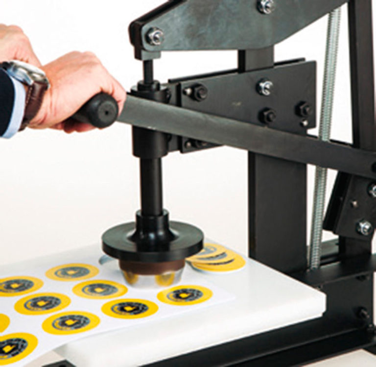 Máquina troqueladora circular con gran capacidad de corte.